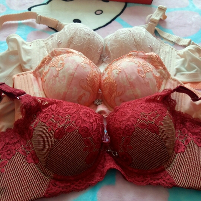 内衣很棒，双十一活动买的，真的很划算，收到货后，摸一摸觉得质量不错。软软的很舒服，洗了等待穿上的效果如何，自己买了三个给妈妈买了三个。颜色款式有的喜欢有的不太喜欢，不过还算是可以内衣很棒，双十一活动买的，真的很划算，收到货后，摸一摸觉得质量不错。软软的很舒服，洗了等待穿上的效果如