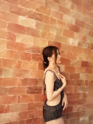 泳衣质地好，很性感，价格很值得！喜欢的小姐姐可以入手，泡温泉回头率超高