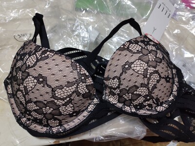 趁着双十一一起买了四件，都试过了，挺好穿的！双十一比较优惠，所以一口气买了四件，划算！！！质量很好，不错！！！！