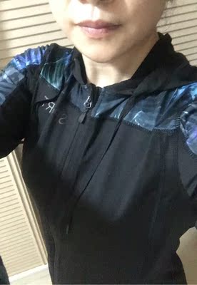 高1.58米,重106斤,平常穿M码,客服也推荐M码,很合身,裤子是高腰刚好把肚腩全收进去了。总体来看说穿着效果是可以的,原图沒有P图,料子有点厚,接下来要运动之后看会不会闷。 高1.58米,重106斤,平常穿M码,客服也推荐M码,很合身,裤子是高腰刚好把肚腩全收进去了。总体来看说穿着效果是可以的,原图沒有P图,料子有点厚,接下来要运动之后看会不会闷。