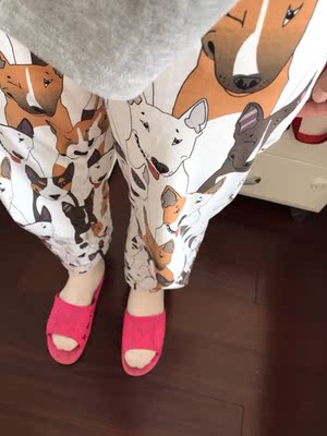 买了两套，就是喜欢裤子才买的。质量一般，上衣质量摸着没有裤子好，很明显能摸出来，上衣起球裤子不起球，但是裤子膝盖会鼓包，而且是鼓很高的包。做工还好，走线挺整齐，线头不多。整体上，穿着挺舒服，但是这个价格偏贵了。