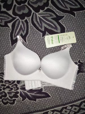 内衣收到了,摸着手感很好,超级柔软的,颜色也很正,款式好看,还可以美背穿法,试过了很聚拢,很喜欢,打算再入手一件其他颜色。灯光下颜色没有实物好看。喜欢 内衣收到了,摸着手感很好,超级柔软的,颜色也很正,款式好看,还可以美背穿法,试过了很聚拢,很喜欢,打算再入手一件其他颜色。灯光下颜色没有实物好看。喜欢