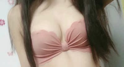 是一种偏红的豆沙色 也特别好看 而且布料摸着也特别舒服 穿上显得胸型特别好看 喜欢的小伙伴快快下手吧 物有所值