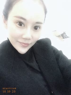 衣服穿了两天了，很好穿，也不扎人，配衣服穿的，很好看哦，很满意的一次购物，准备再入手件白色。