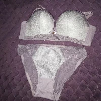 非常的聚拢 胸型也不错 有点厚适合冬天穿