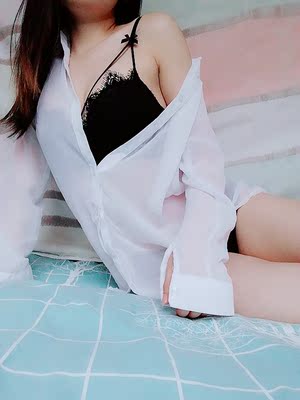 在黑色和白色之间犹豫，最终还是选了白色，完全透明的料子挺百搭的，里面穿任何颜色的内衣都很性感，料子舒服，不错的