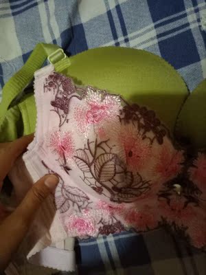 明明不是大码胸罩,偏偏要这个大码,误导人就算了,还不承认!呵呵呵。下面有对比,都是一样的码子,他家的小的不是一点半点,胸大的就不要看了,买回去也是废 明明不是大码胸罩,偏偏要这个大码,误导人就算了,还不承认!呵呵呵。下面有对比,都是一样的码子,他家的小的不是一点半点,胸大的就不要看了,买回去也是废