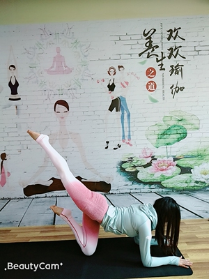 这个颜色真是太漂亮了，虽然颜色发错了，不过非常喜欢，特错特错正和我意！哈哈😄腿更长了，以前都是深色的衣服，现在买个颜色艳点的感觉还挺不错，喜欢就买艳的了！