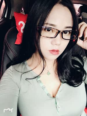 衣服穿起来非常修身，就是感觉有点不对称吧。。V领不在中心点，老是要往左边拉！很郁闷