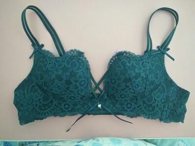 加入购物车好久了 真的很好看 外面是蕾丝 里面是那种滑滑的布料 穿着挺舒服的 小胸妹子妹子的福利 聚拢得很 穿上也特别性感 嘿嘿 由于本人害羞 真人秀就不来了