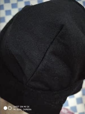 好像全网都在说不要穿带海绵的文胸。说海绵是汽油的脚料做出来的，不管看着有多么的洁白，里面滋生的螨虫很快又多很脏的。我不信，就吧一个新的文胸剪开。烧了滴的是黑色的水。这个文胸没有海绵质，两层两层棉布加一层蕾丝做出来的。我把它洗了还没有试穿过。是有钢圈的。这么便宜买的，也不知道穿着舒服不舒服。穿后会再来评论的。