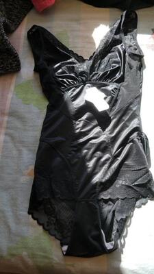 衣服很好，穿上很有效果，姐妹们不要犹豫，比以前买的强多了！穿上很合体，塑身效果不错，主要是老公喜欢衣服收到了，试穿了非常舒服，上身瘦了一圈，客服推荐的大小也合适，客服也很有耐心。这个太好用了，质量杠杠的，客服服务很快，物流也快。