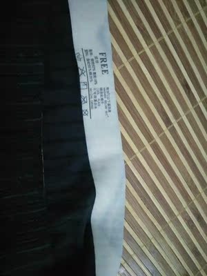 刚拿到打开看了一下，染色了，太差了，像穿过洗了一样