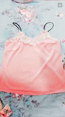 睡衣收到真是非常满意，穿身上非常舒服，颜色无色差，喜欢，老公说我穿着好看，洗了没有褪色，晚上就迫不及待穿上啦！喜欢这个款式，而且三件套，价格合适，喜欢的可以入手了，样式新颖，天气冷了，正好可以穿了！物超所值啊，面料特舒服，我是穿了才来评价的哦，确实不错，很喜欢