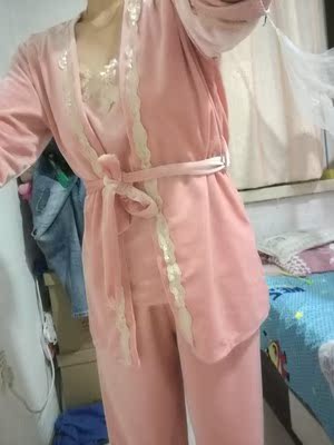 睡衣收到真是非常满意，穿身上非常舒服，颜色无色差，喜欢，老公说我穿着好看，洗了没有褪色，晚上就迫不及待穿上啦！喜欢这个款式，而且三件套，价格合适，喜欢的可以入手了，样式新颖，天气冷了，正好可以穿了！物超所值啊，面料特舒服，我是穿了才来评价的哦，确实不错，很喜欢