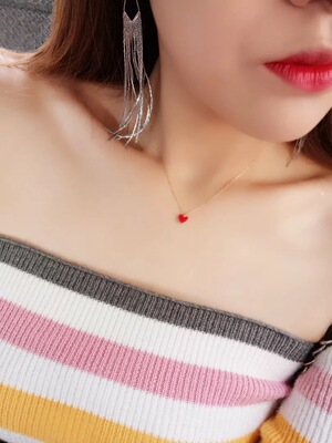 小红心项链真的是名声在外不必过多解释AHKAH是一个小众品牌,但是整体风格让人很喜欢,都是非常透气的款式,小红心的链子也是超级细的,是我所有项链最细的一款,也是最喜欢的一款,正因为这样,所以中间的红心就像朱砂痣一样,在脖子下面,特别性感,自打有了它,我的卡地亚和蒂芙尼都压箱底 小红心项链真的是名声在外不必过多解释AHKAH是一个小众品牌,但是整体风格让人很喜欢,都是非常透气的款式,小红心的链子也是超级细的,是我所有项链最细的一款,也是最喜欢的一款,正因为这样,所以中间的红心就像朱砂痣一样,在脖子下面,特别性感,自打有了它,我的卡地亚和蒂芙尼都压箱底