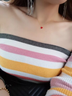 小红心项链真的是名声在外不必过多解释AHKAH是一个小众品牌,但是整体风格让人很喜欢,都是非常透气的款式,小红心的链子也是超级细的,是我所有项链最细的一款,也是最喜欢的一款,正因为这样,所以中间的红心就像朱砂痣一样,在脖子下面,特别性感,自打有了它,我的卡地亚和蒂芙尼都压箱底 小红心项链真的是名声在外不必过多解释AHKAH是一个小众品牌,但是整体风格让人很喜欢,都是非常透气的款式,小红心的链子也是超级细的,是我所有项链最细的一款,也是最喜欢的一款,正因为这样,所以中间的红心就像朱砂痣一样,在脖子下面,特别性感,自打有了它,我的卡地亚和蒂芙尼都压箱底