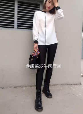 裤子的布料很亲肤,弹性好大,完全没有紧绷感,穿着巴适得很, 裤子的布料很亲肤,弹性好大,完全没有紧绷感,穿着巴适得很,