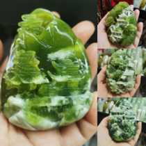 Natural Xiu Yushan sailor to take a piece of scenery to play piece A stock of a rock jade with a piece of jade holding a piece of jade