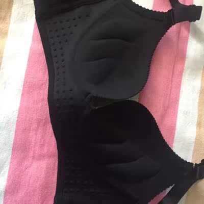 胸罩质量特别好,无痕的,透气性能好,穿着大小合适,效果不错,价格实惠!手感很舒服,包装不错,物流也快,客服有耐心,尺寸合适。 胸罩质量特别好,无痕的,透气性能好,穿着大小合适,效果不错,价格实惠!手感很舒服,包装不错,物流也快,客服有耐心,尺寸合适。