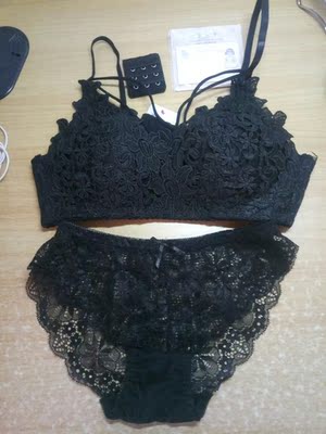 很美的一套内衣哦，感觉质量也挺好的，送了排扣和便利贴，真好，都是用得上的小礼物，谢谢卖家。