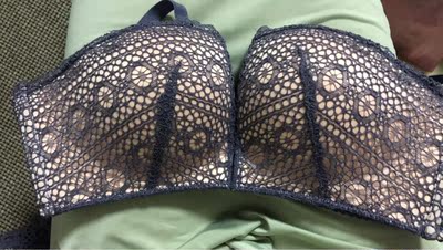 很舒服，内衣材质很柔软，没有钢圈的都是不勒胸部，颜色和款式都很好看，和图片一样，虽然我拍的有点丑，不过实物是好看的，参考店家的照片，所见即所得啦