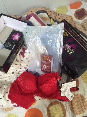 这是我购买的最差劲的一次购物 没有固定 内衣回来软不啦叽的跟穿过的一样 一点都不满意 并且上面全是线头 客服说不会每件修剪 自己去弄 搞笑 我花钱自己缝 我不知道这个胸罩的那么多好评都是哪儿来的 这是我购买的最差劲的一次购物 没有固定 内衣回来软不啦叽的跟穿过的一样 一点都不满意 并且上面全是线头 客服说不会每件修剪 自己去弄 搞笑 我花钱自己缝 我不知道这个胸罩的那么多好评都是哪儿来的