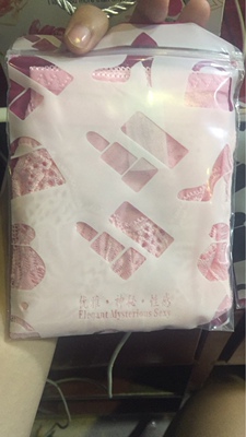 没有色差，摸起来很柔软，是我想要的刚好包住小肚子的！小袋子很漂亮