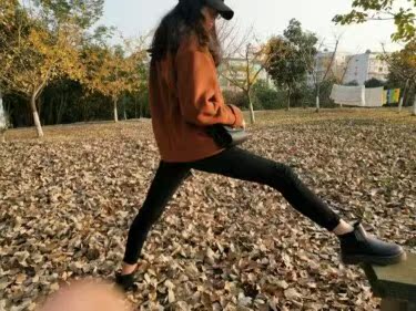 快递很快收到了，包装完好，裤子质量不错，上身效果好舒服，超级满意，这个价格物超所值满意