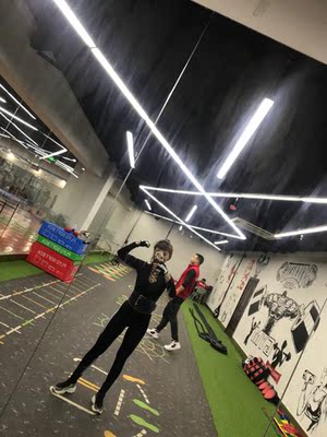 布料特别柔软亲肤舒服，很性感，穿着健身既吸汗又帅气，性价比很高，大爱！