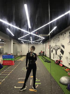 布料特别柔软亲肤舒服，很性感，穿着健身既吸汗又帅气，性价比很高，大爱！