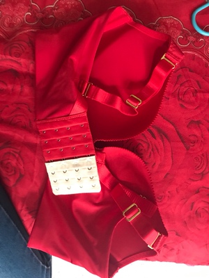 先买了一件，小，又买了一件，说好送个加长扣，结果送了个肉色的，郁闷的，还得再买一件