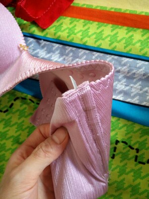 千万不要买这家无良商家的内衣，买了不就会受伤了。人受伤了，心也受伤了，无良的商家一句话没说什么，就说一个不好意思，你退货吧。而且我申请退货无良商家竟然拒绝了我的退货申请。我没有退到货直接扔垃圾桶了大家快看看吧，这样都内衣，谁敢穿，拿在手上手都受伤了。难道检查眼睛就这么大，看不见吗？