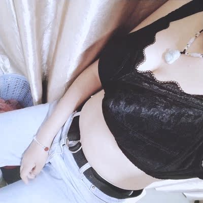 这个内衣很薄，杯面很宽，不用担心跑杯的问题了，无钢圈的，很舒服，不会感觉勒，我买了很多大胸显小的内衣，这个是最舒服的，以前买的中间都靠下，这款中间很高，然后大胸很多无钢圈穿起来都会跑杯，这个内衣不会，胸型满意，不跑杯，不下垂，马上再下单两件，很信任这家的内衣