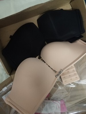 期待了好久的文胸，收到了我就马上试穿了，这款内衣是我买的有史以来最好穿的一款文胸，厚度刚好，聚拢效果绝对没问题，穿了一天也不会下滑，聚拢效果很好的，而且很诱人哦，本人超级喜欢的，这款文胸不比我买的一百多一件的的文胸差，而且比那些文胸穿的更舒适，真心评价！