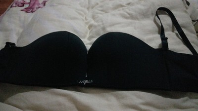 期待了好久的文胸，收到了我就马上试穿了，这款内衣是我买的有史以来最好穿的一款文胸，厚度刚好，聚拢效果绝对没问题，穿了一天也不会下滑，聚拢效果很好的，而且很诱人哦，本人超级喜欢的，这款文胸不比我买的一百多一件的的文胸差，而且比那些文胸穿的更舒适，真心评价！