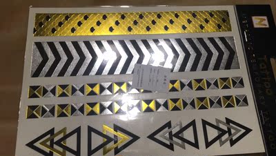 完全不是烫金的商品描述里的类似图案,而是非常不好看的几何图案,太坑了。 完全不是烫金的商品描述里的类似图案,而是非常不好看的几何图案,太坑了。