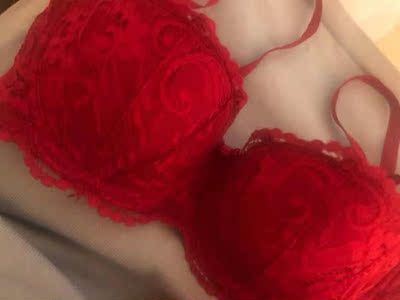 听客服的调大一个罩杯，刚好合适，本命年穿的，不是特鲜亮的红色，正合我意，虽然肤色还算白，但是受不了那种浮夸的大红色。罩杯里面是棉的，穿着挺舒服的。不满意内裤，网纱的，虽然很性感，但是穿不习惯，建议多出纯棉内裤