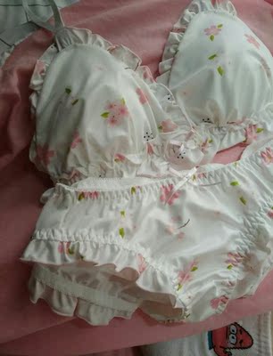 完全满足了老夫的少女心。面料滑滑的，超级喜欢。接下来的都是废话&hellip;&hellip;淘宝几年才知道原来评论85个字才会有积分。所以从今天到以后，这段话走到哪里就会复制到哪里。首先要保证质量啊，东西不赖啊。不然就用别的话来评论了。不知道这样子够不够85字。谢谢老板的认真检查。东西特别好，我不是刷评论的，我是觉得东西好我才买的，你会发现我每一家都是这么写的。因为复制一下就好了。