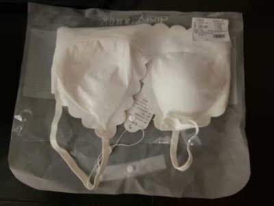 我喜欢的颜色，我喜欢的款式，很适合胸小的女生穿。料子很软滑，推荐购买哦！