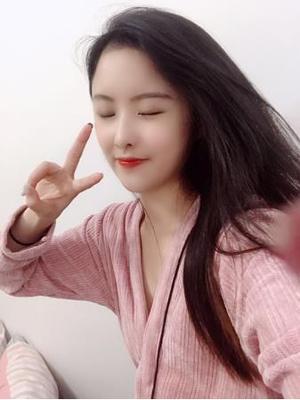 美美的睡衣收到货啦，面料摸起来很舒服，做工也精细，颜色好看，款式新颖，穿在身上很漂亮，超级喜欢