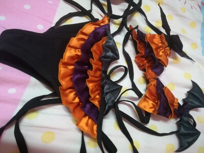 宝贝非常好看~物流也超快~穿上特别性感~双十一拍下的~没想到这么快就到啦，卖家还送了袜子和马克笔~由于我比较胖胖，就不穿着拍照了~一大包可爱的小衣服真的是太好看啦~大赞大赞!以后还会回购的，简直完美，男朋友也说穿了很好看!太给力啦~好评好评~福袋也很多东西~里面的手套超性感~哈哈哈!