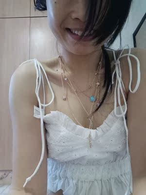 这个有点勒。不过很仙，小胸友好型，可以日常配牛仔，出行去海边还是很美腻的~