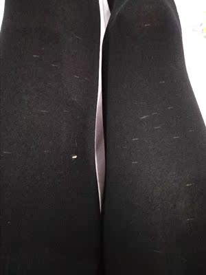 这个黑丝的质量是真的差,第一次穿上面就出现了一堆小洞,而且加长实际上并没有特别长,180会拉伸的比较透肉,并且掉档 这个黑丝的质量是真的差,第一次穿上面就出现了一堆小洞,而且加长实际上并没有特别长,180会拉伸的比较透肉,并且掉档