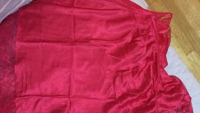 包装就很劣质，打开看衣服更是做工粗糙，折痕洗都洗不开，可见不柔软的程度，店大欺客啊，本来想朋友结婚送个惊喜，结果穿着都没有性致了好吗！