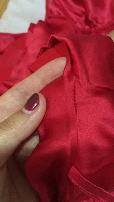 包装就很劣质，打开看衣服更是做工粗糙，折痕洗都洗不开，可见不柔软的程度，店大欺客啊，本来想朋友结婚送个惊喜，结果穿着都没有性致了好吗！