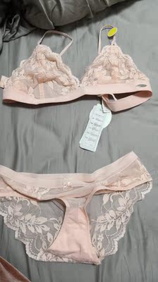 好看好看呀,特别的舒服诶,而且裤裤后面也好漂亮呀!!喜欢 好看好看呀,特别的舒服诶,而且裤裤后面也好漂亮呀!!喜欢