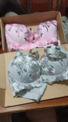 一厚一薄,不好看就算了。还很紧。根本穿不了。找客服备注送排扣也不送。态度也不好。真的好无语。最好别买。一点都不好。 一厚一薄,不好看就算了。还很紧。根本穿不了。找客服备注送排扣也不送。态度也不好。真的好无语。最好别买。一点都不好。