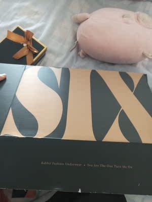 买来当生日礼物的 还好正好在生日当天快递就到了。客服也很有耐心  期间催促物流也耐心帮我解决 盒子很好看 自己又加了一点装饰。希望她可以喜欢。