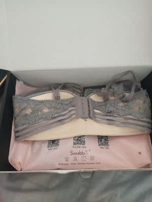 买来当生日礼物的 还好正好在生日当天快递就到了。客服也很有耐心  期间催促物流也耐心帮我解决 盒子很好看 自己又加了一点装饰。希望她可以喜欢。